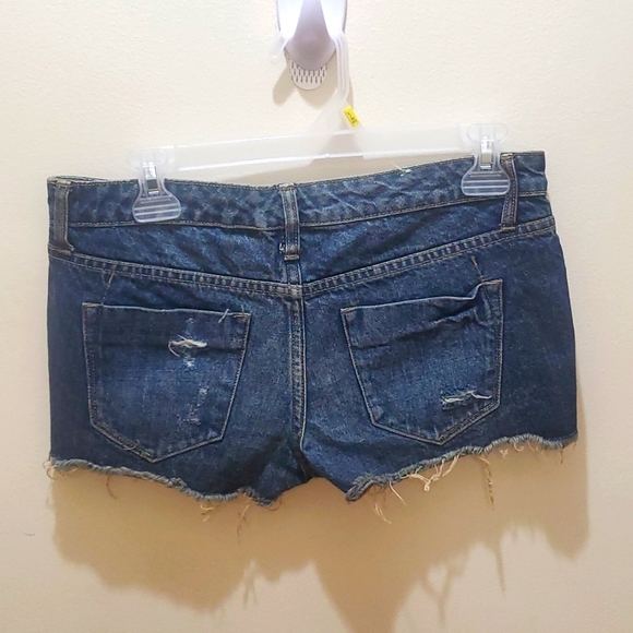 Distressed Jean shorts - Picture 2 of 3